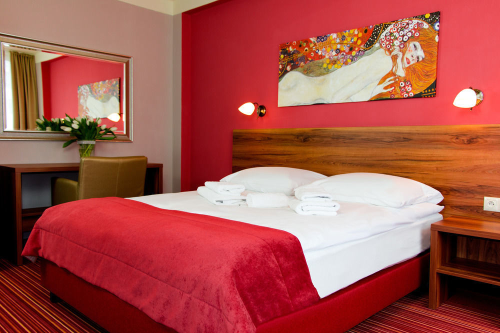Voco Katowice By Ihg Hotel Exterior photo
