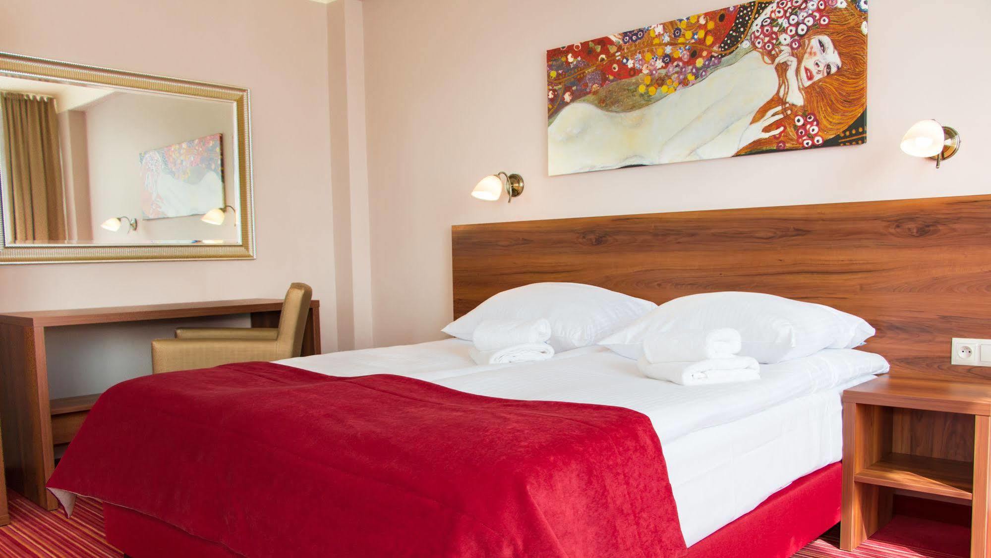 Voco Katowice By Ihg Hotel Exterior photo