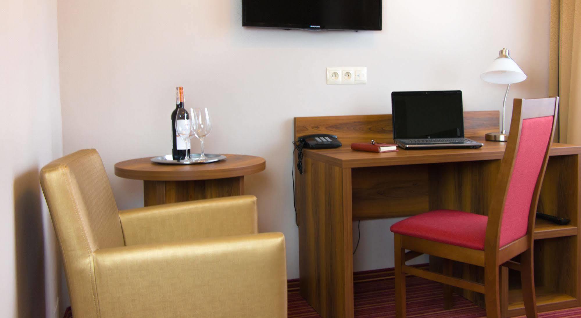 Voco Katowice By Ihg Hotel Exterior photo